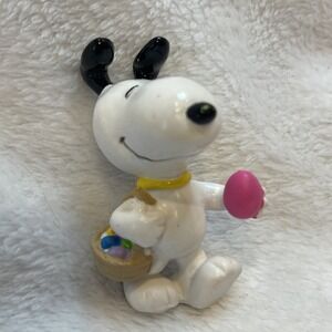 Peanuts Snoopy with‎ Easter Basket and Egg PVC Figure United Features